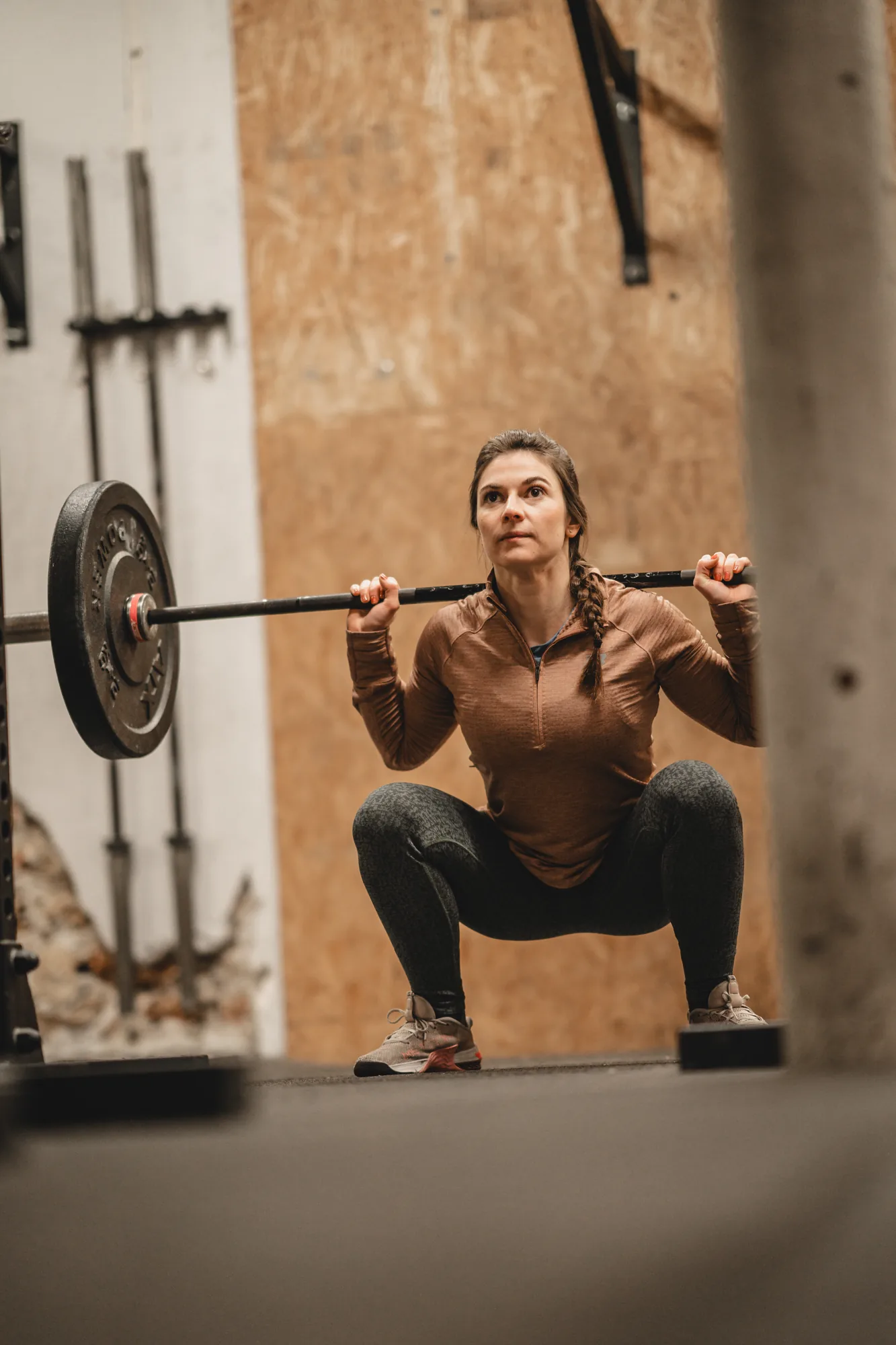 Adhérente en front squat lors d'un cours de CrossFit à Silvaticus Paris