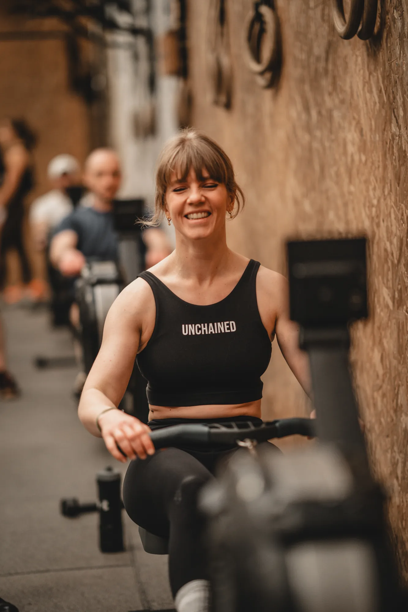 Adhérente sur rameur, cardio chez Silvaticus